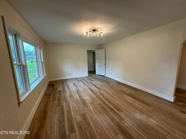 2204 Bradshaw Garden Rd, Knoxville, TN 37912