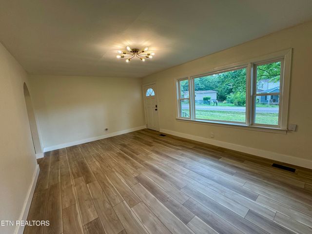 2204 Bradshaw Garden Rd, Knoxville, TN 37912