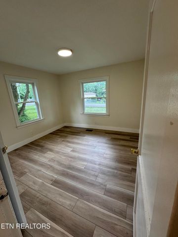 2204 Bradshaw Garden Rd, Knoxville, TN 37912