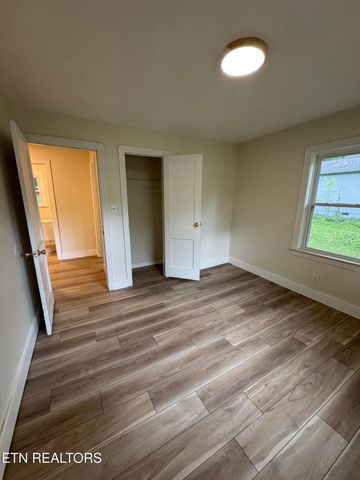 2204 Bradshaw Garden Rd, Knoxville, TN 37912