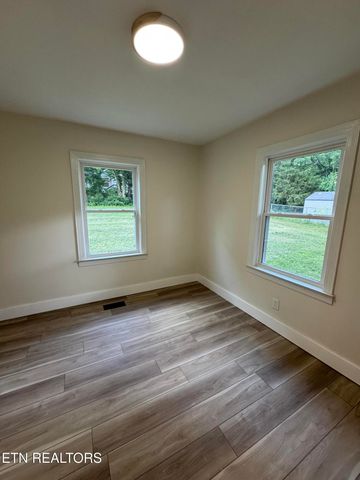 2204 Bradshaw Garden Rd, Knoxville, TN 37912