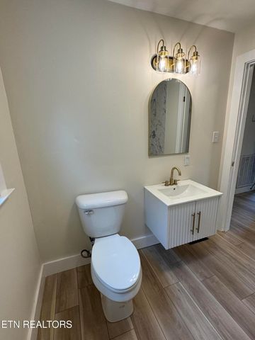 2204 Bradshaw Garden Rd, Knoxville, TN 37912