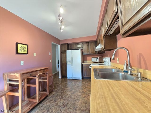 12500 Edgewater Drive 202, Lakewood, OH 44107