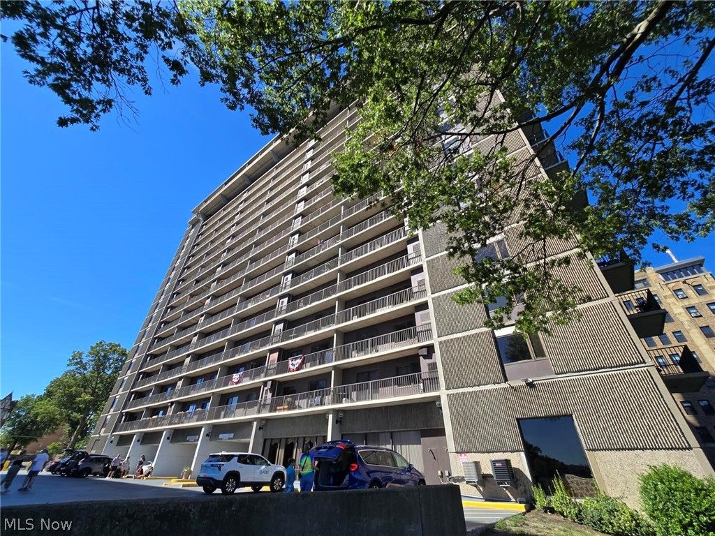 12500 Edgewater Drive 202, Lakewood, OH 44107