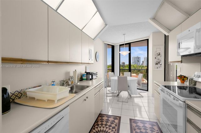 20281 E Country Club Dr 403, Aventura, FL 33180