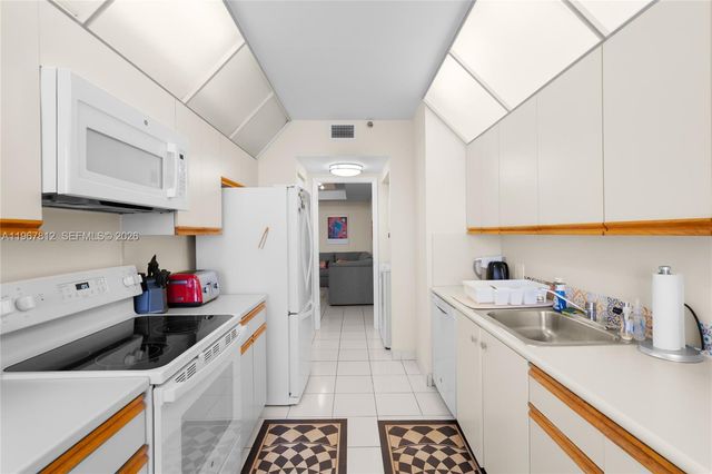 20281 E Country Club Dr 403, Aventura, FL 33180