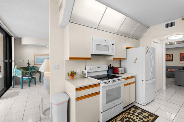 20281 E Country Club Dr 403, Aventura, FL 33180