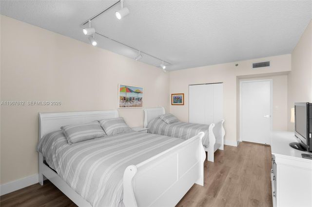 20281 E Country Club Dr 403, Aventura, FL 33180