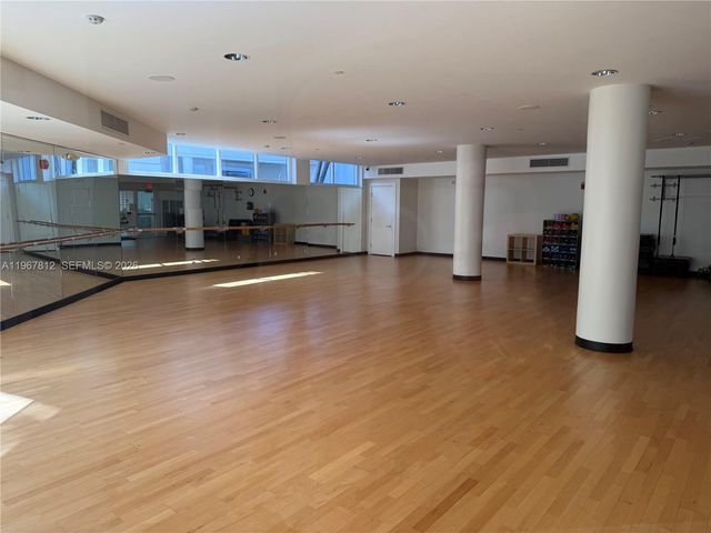 20281 E Country Club Dr 403, Aventura, FL 33180