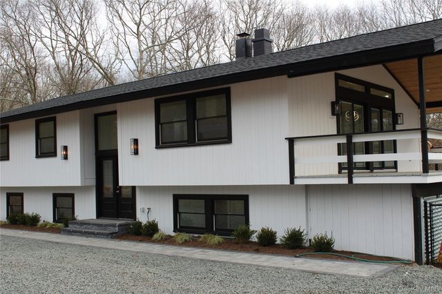 105 Old Riverhead Road, Hampton Bays, NY 11946