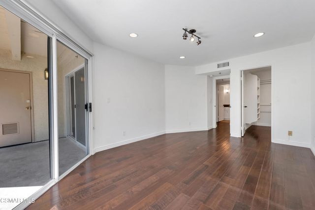 5744 Oak Bend Lane 108, Oak Park, CA 91377