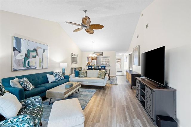 6900 Dennis CIR J-205, Naples, FL 34104