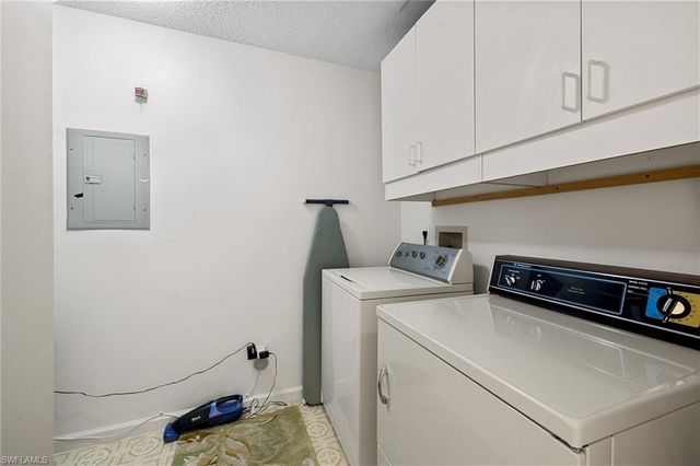 6900 Dennis CIR J-205, Naples, FL 34104
