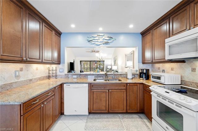 6900 Dennis CIR J-205, Naples, FL 34104