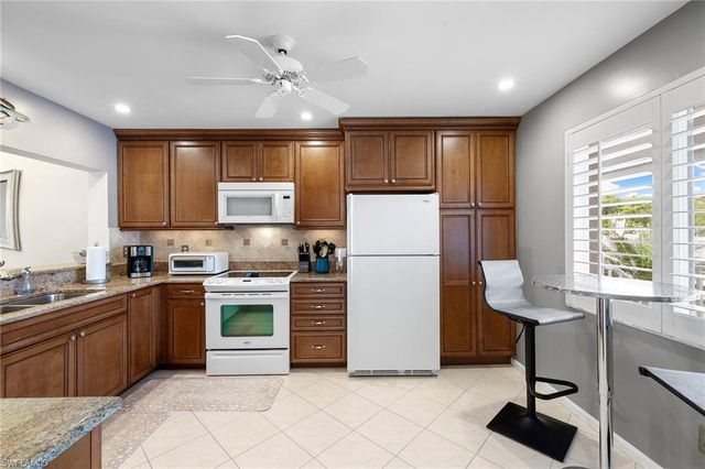 6900 Dennis CIR J-205, Naples, FL 34104