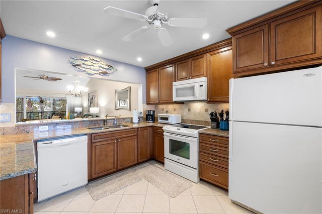 6900 Dennis CIR J-205, Naples, FL 34104