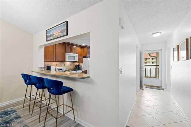 6900 Dennis CIR J-205, Naples, FL 34104