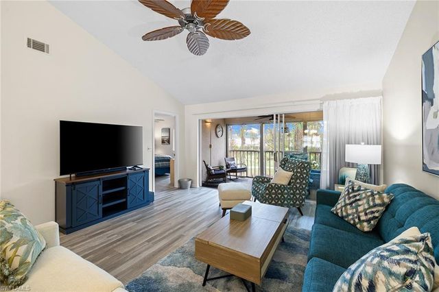 6900 Dennis CIR J-205, Naples, FL 34104