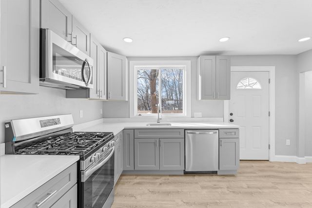 29 Hunt St, Brockton, MA 02302