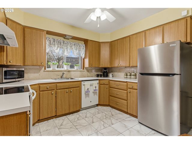 7052 N FENWICK Ave, Portland, OR 97217