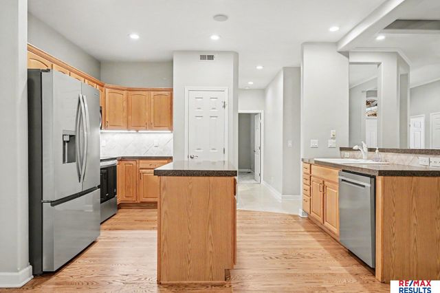 1604 S 190th Plaza, Omaha, NE 68130