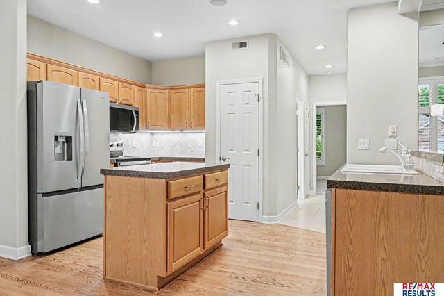 1604 S 190th Plaza, Omaha, NE 68130