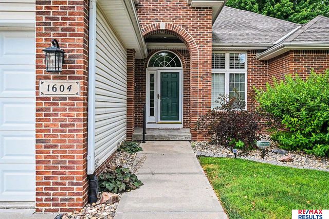 1604 S 190th Plaza, Omaha, NE 68130