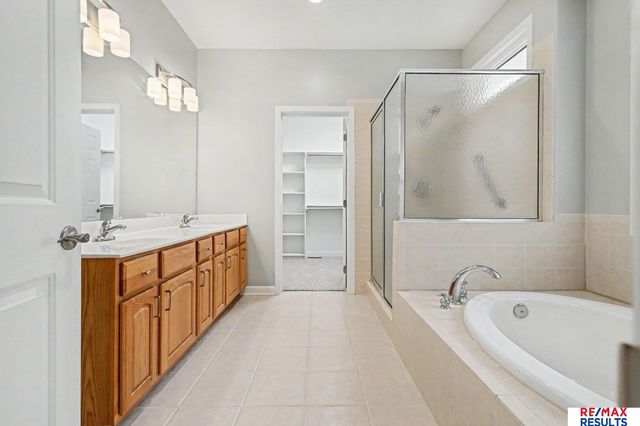 1604 S 190th Plaza, Omaha, NE 68130