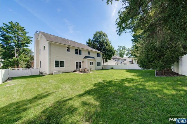 52 Robinhood Avenue, Closter, NJ 07624