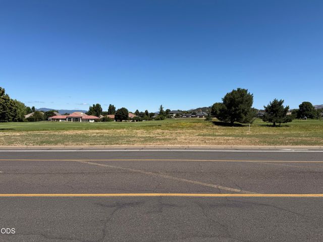 Robert Trent Jones Boulevard 3, Eagle Point, OR 97524