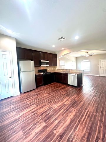48 Woodland Hills Drive B, Conroe, TX 77303