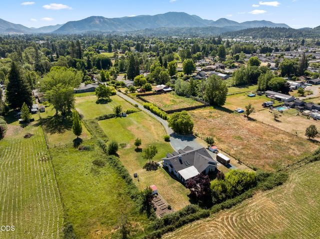 846 Schroeder Lane, Grants Pass, OR 97527