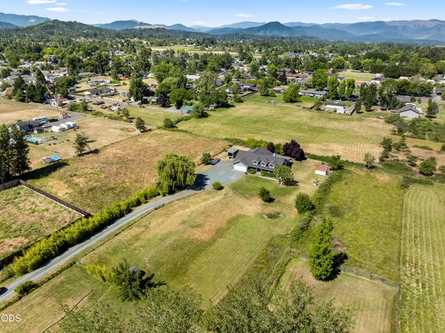 846 Schroeder Lane, Grants Pass, OR 97527
