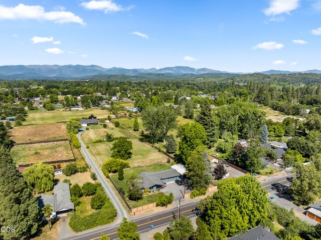 846 Schroeder Lane, Grants Pass, OR 97527