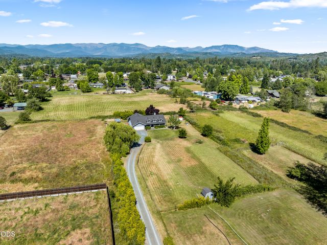 846 Schroeder Lane, Grants Pass, OR 97527