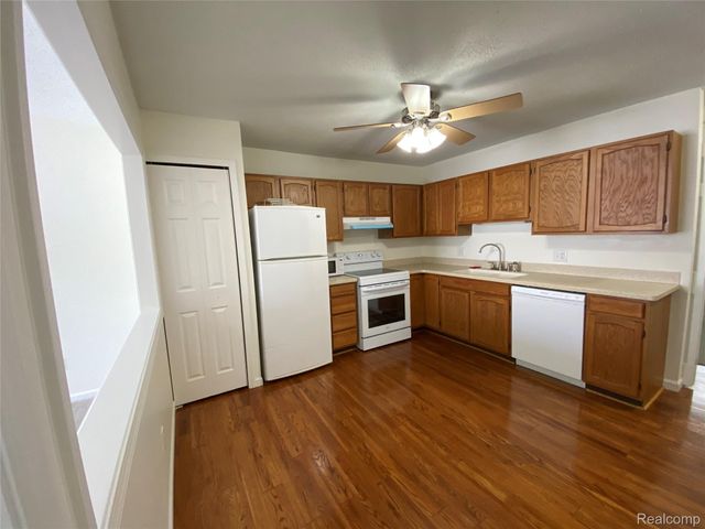 596 Yorkshire Sq. Square 23, Milan, MI 48160