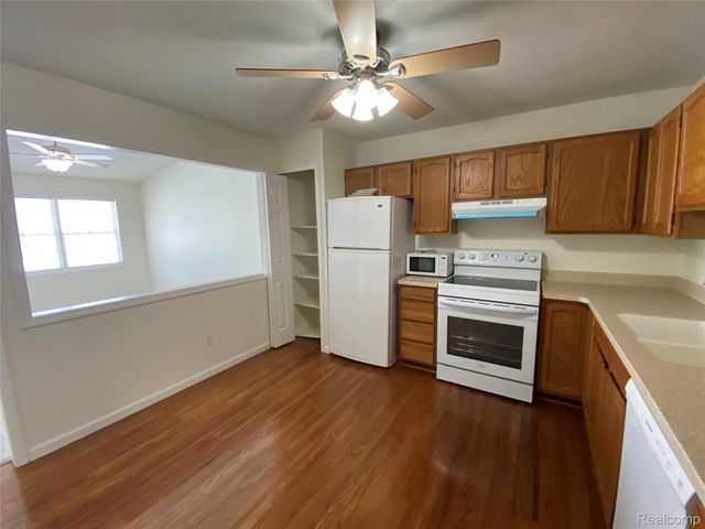 596 Yorkshire Sq. Square 23, Milan, MI 48160