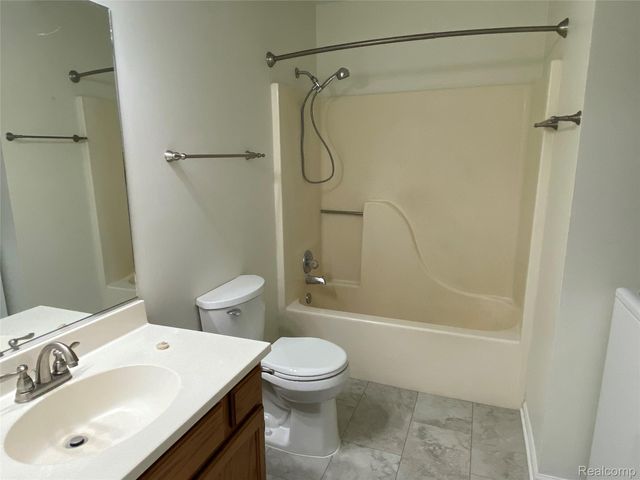 596 Yorkshire Sq. Square 23, Milan, MI 48160