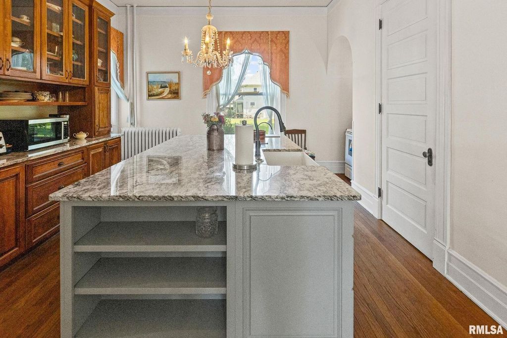 Image 11 of property listing at 404 W BROADWAY Street, Centralia, IL 62801