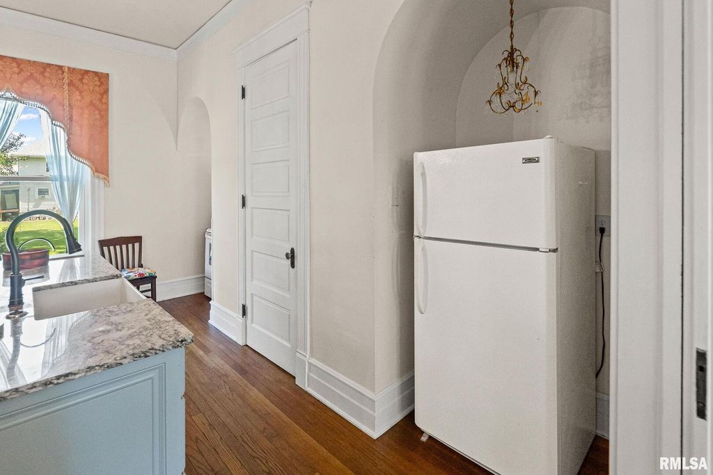 Image 12 of property listing at 404 W BROADWAY Street, Centralia, IL 62801