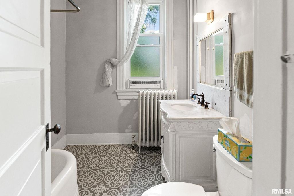 Image 14 of property listing at 404 W BROADWAY Street, Centralia, IL 62801