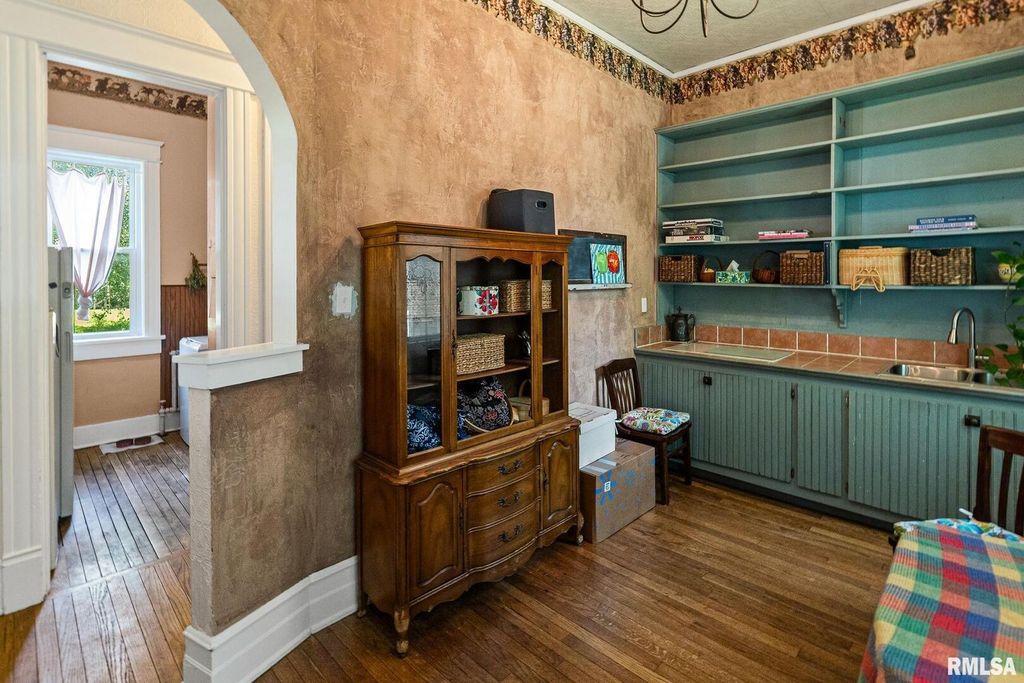 Image 15 of property listing at 404 W BROADWAY Street, Centralia, IL 62801