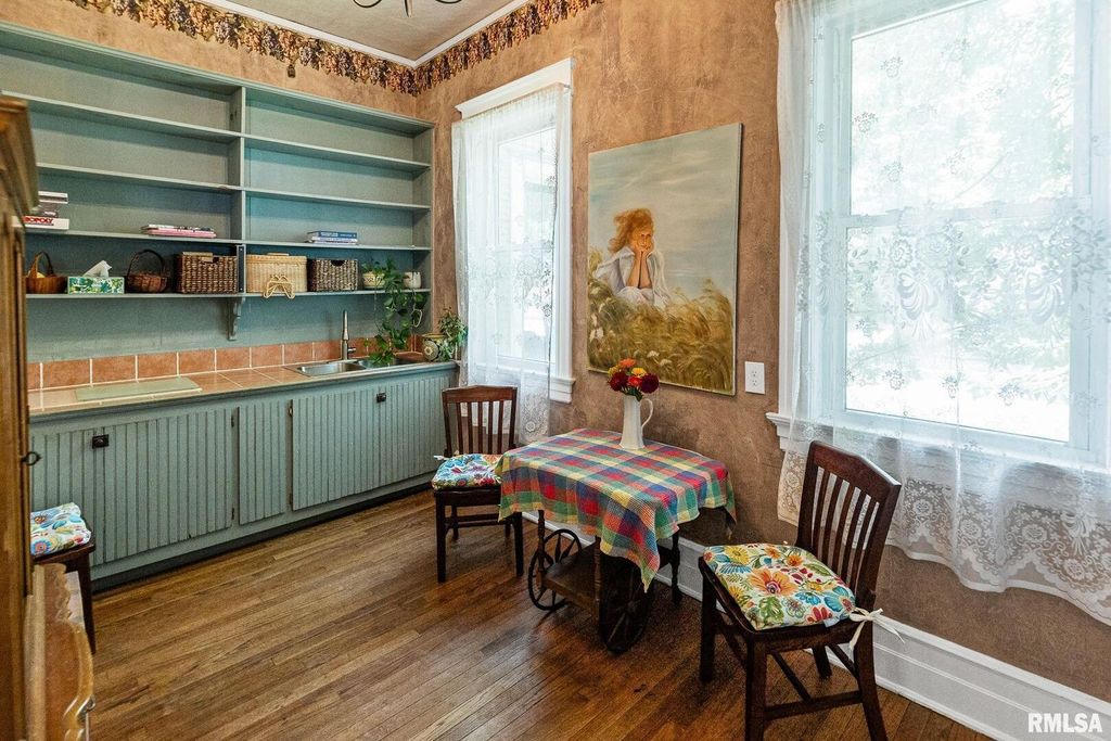 Image 16 of property listing at 404 W BROADWAY Street, Centralia, IL 62801