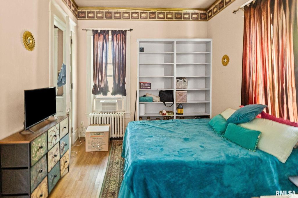 Image 20 of property listing at 404 W BROADWAY Street, Centralia, IL 62801