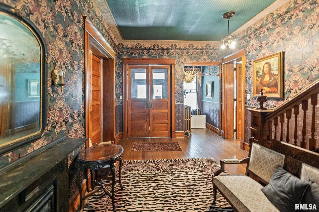 Image 3 of property listing at 404 W BROADWAY Street, Centralia, IL 62801