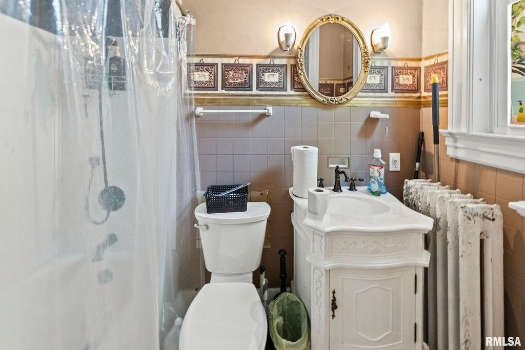 Image 21 of property listing at 404 W BROADWAY Street, Centralia, IL 62801