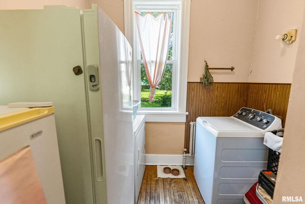 Image 23 of property listing at 404 W BROADWAY Street, Centralia, IL 62801