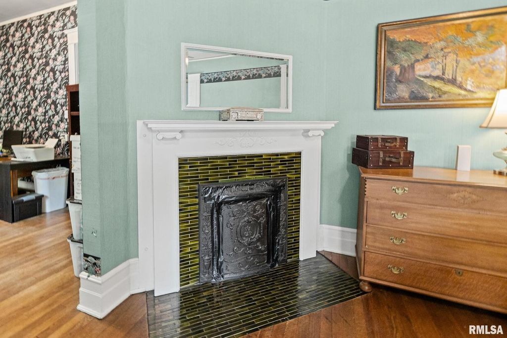 Image 27 of property listing at 404 W BROADWAY Street, Centralia, IL 62801