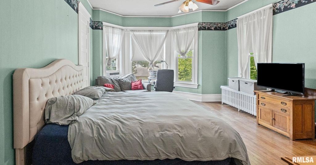 Image 28 of property listing at 404 W BROADWAY Street, Centralia, IL 62801