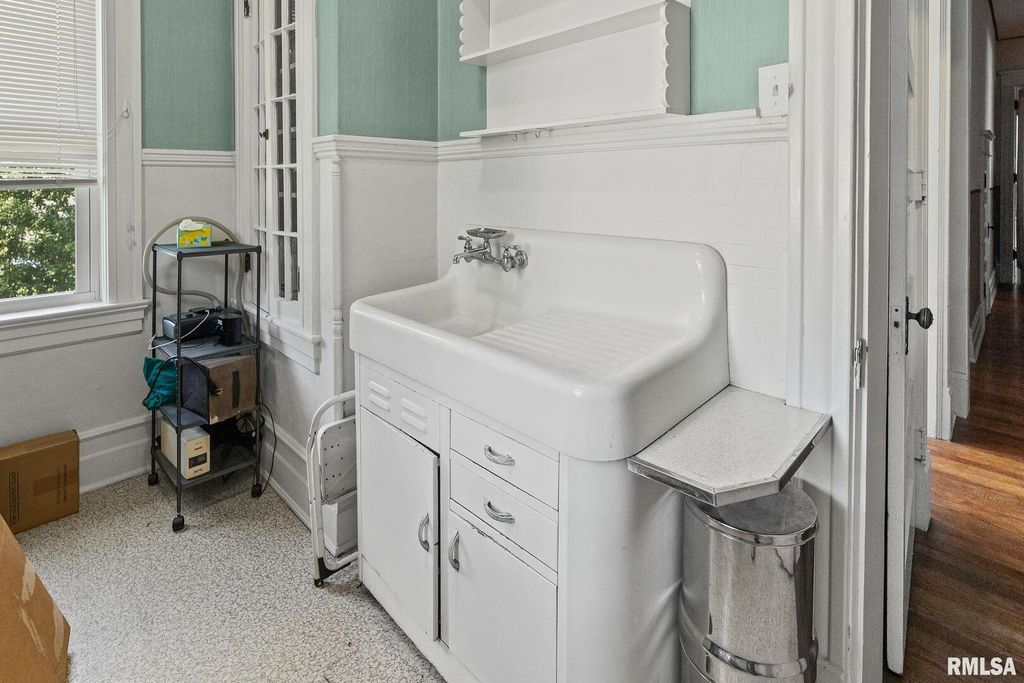 Image 30 of property listing at 404 W BROADWAY Street, Centralia, IL 62801